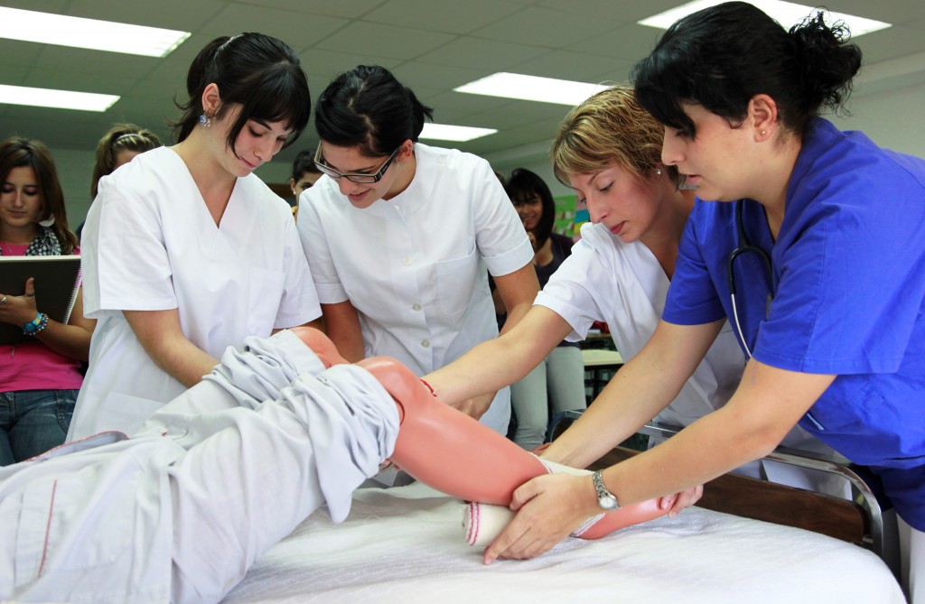 Formación Profesional. Grado Medio. Cuidados Auxiliares de Enfermería. Rama sanitaria. EFA La Noria. Pinseque. Zaragoza. Aragón.